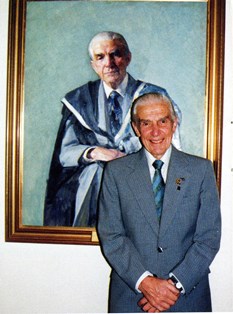 'Des' Davey in front of his portrait <br/>by Robert Hannaford, 2001.